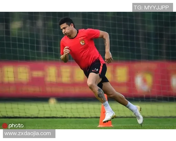 与足球明星埃尔克森亲密合影瞬间展现精彩足坛之星风采